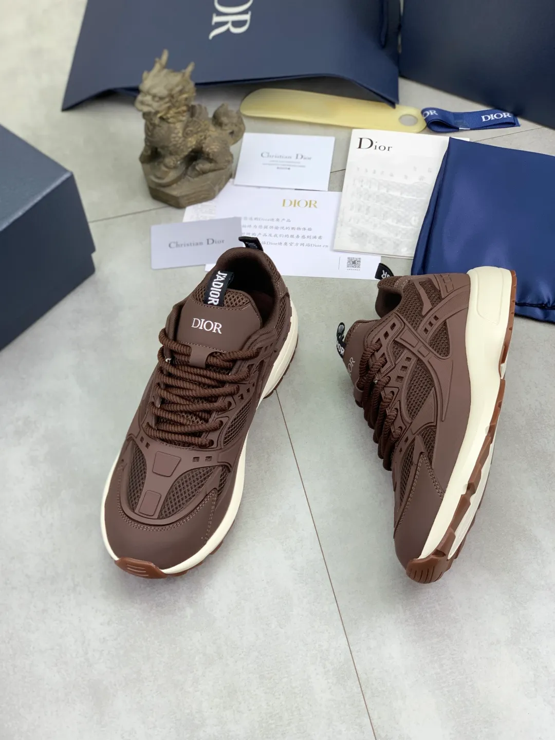 Men's Men's Shoes P600💰💎💎💎Top quality DIOR men's low-top sneakers series Newly launched this season, this low-top sneaker is one of the flagship styles of the series. Crafted from cowhide leather uppers combined with mesh and white technical fabric, it's finished with reflective graphic logos. Featuring logos on the heel and tongue, the extra-light sculpted rubber sole with signature embellishments enhances style, and internal stretch details create an ideal comfort fit that pairs well with a variety of casual looks. Shows fashionable and modern sports style Size:39-45 (38 46 customized)
